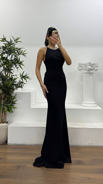 Schwarzes Abendkleid mit Neckholder-Ausschnitt und besonderem Rückendetail